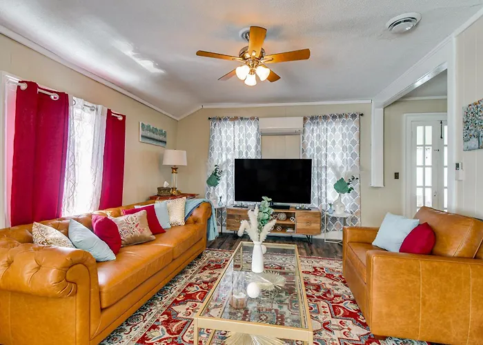 Walk To Lake Ontario & Parks! Lovely Apartment