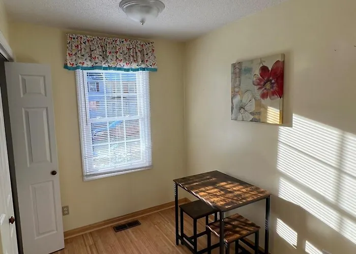 The White Door 2-Bedroom Townhouse Near Vt & Ru