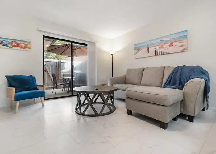 Direct Fenced Yard Access, King Bed, Private Patio, Desk, Dogs Stay Free, 8 Mi To Pensacola Beach, In-Unit Washer And Dryer