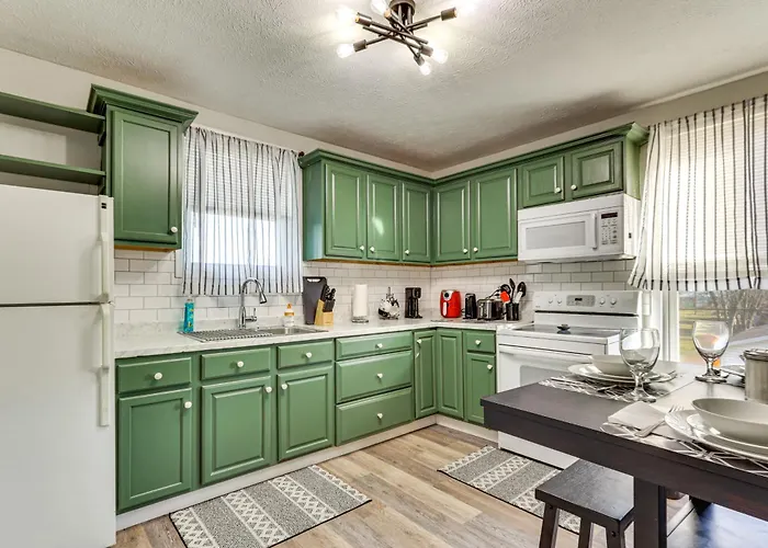 Sleek Apt: Large Closet, Full Bed & Walk-In Shower