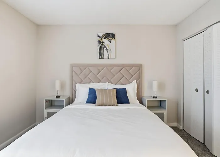 Lovely 2Br With Warm, Modern Feel