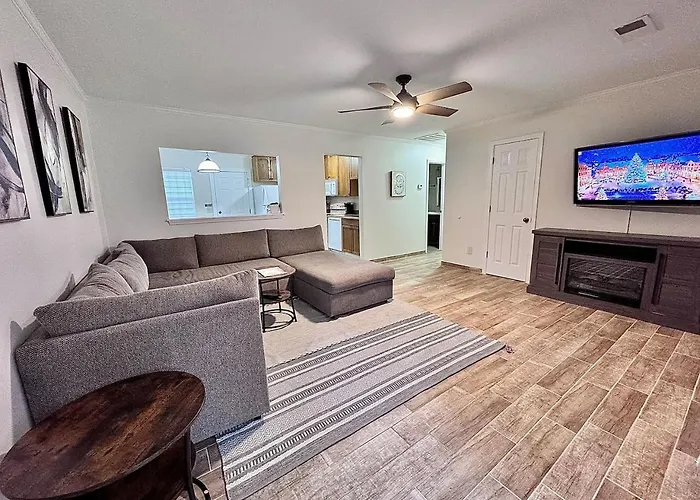 Cozy And Centrally Pet Friendly