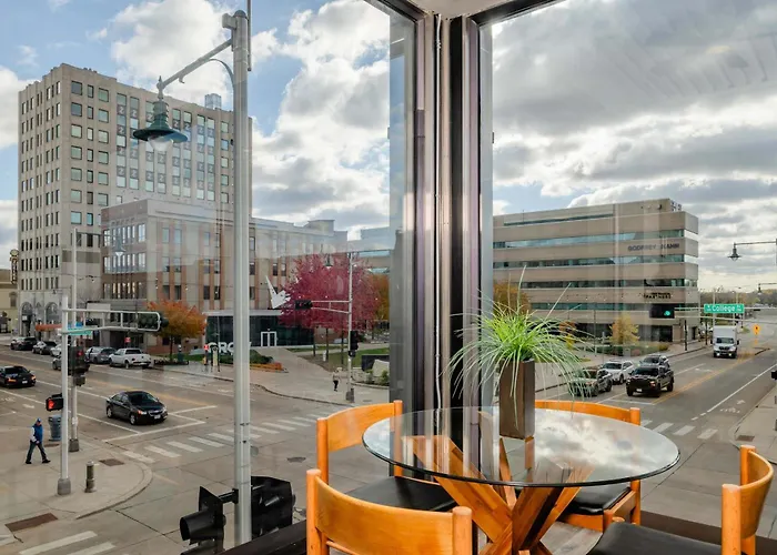 Penthouse City Overlook 2Br Apartment - Free Parking