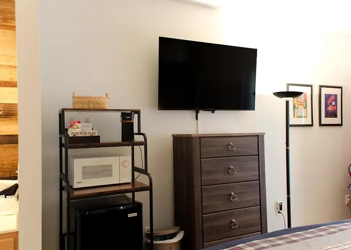 The Suite At 205 Royal Poste Rd
