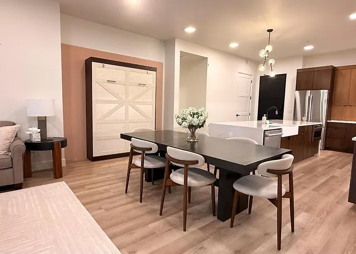 Serengeti Suite In Downtown Eagle