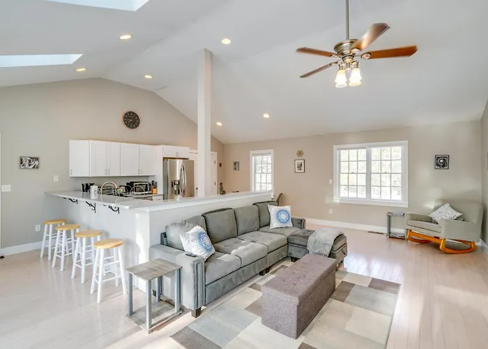 6 Mi To Tanglewood! High-End Lee Apartment