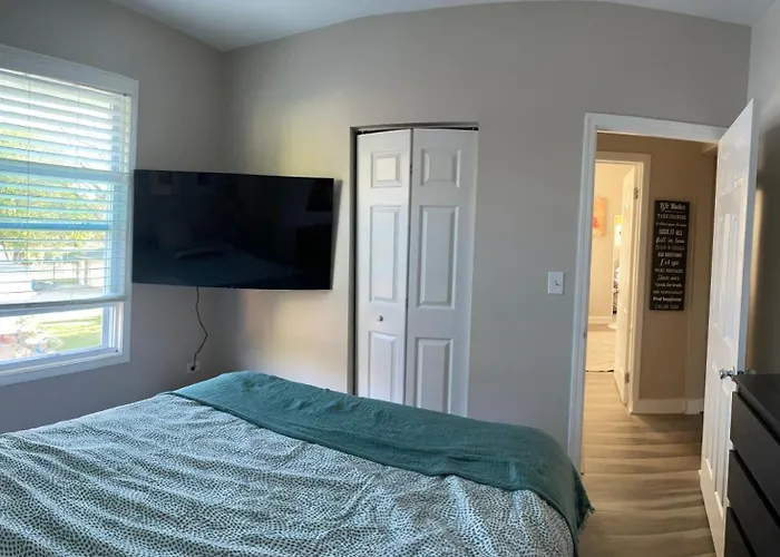 Cozy Condo In Beautiful Historic Neighborhood