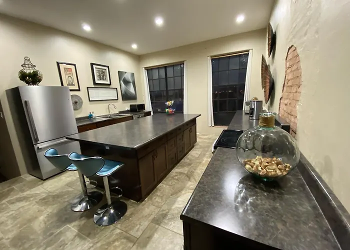 3 K 1 Q, 3 Bath 3,000 Sq Ft, Weekly Tidy-Up Included