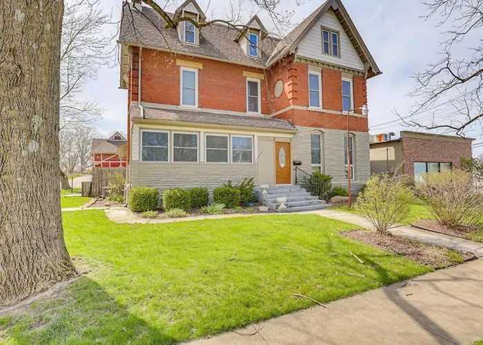 Walk To Medina Square, Historic 1880 Home