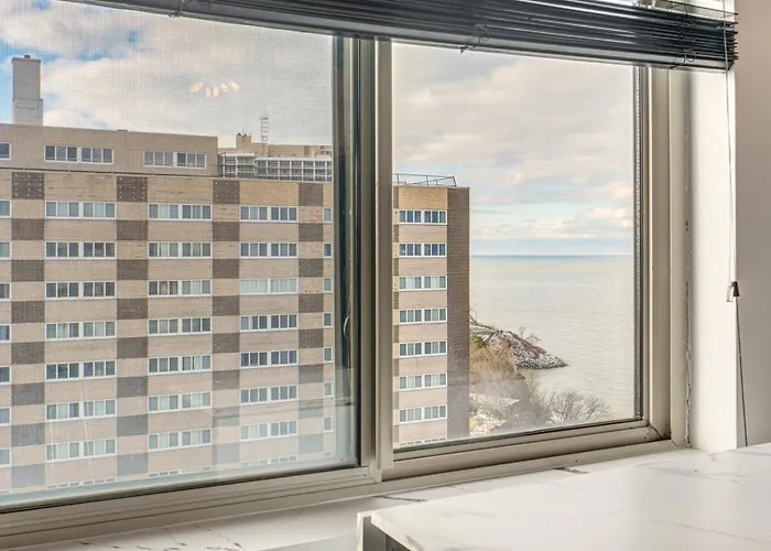6 Mi To Downtown Cleveland: Lakeview Condo!