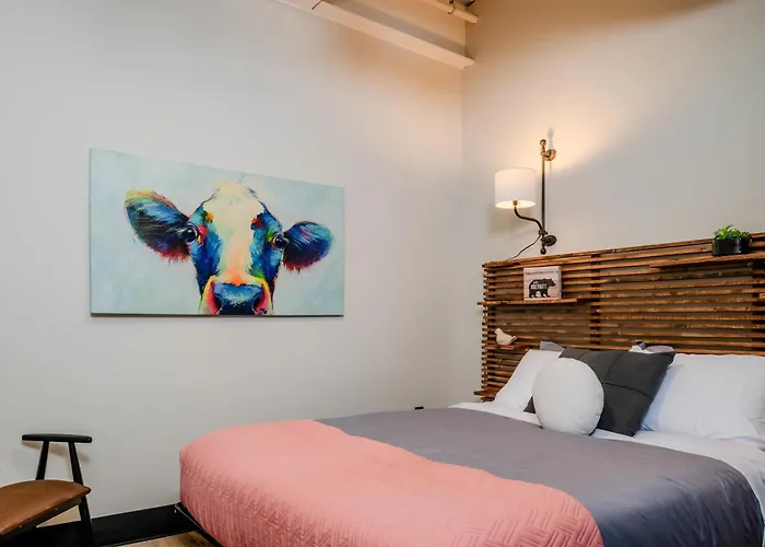 Penthouse City Overlook 2Br Apartment - Free Parking