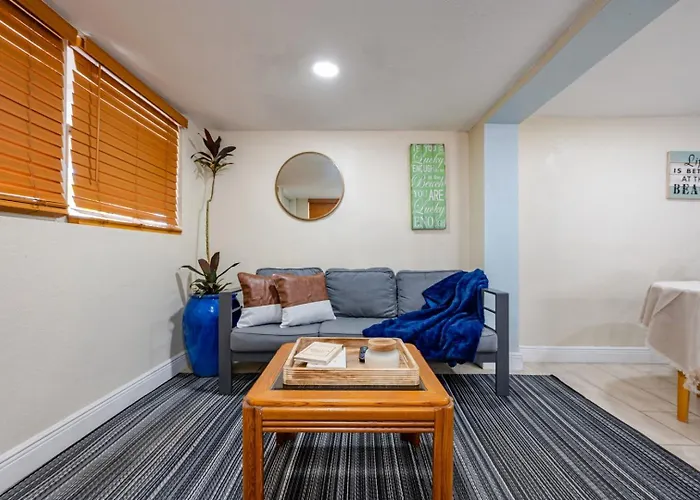 Cozy 1Br • Courtyard + Shared Deck