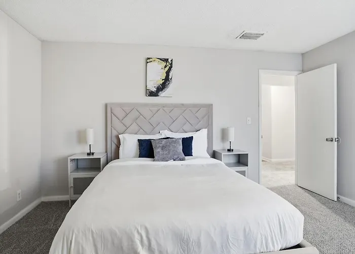 Lovely 2Br With Warm, Modern Feel