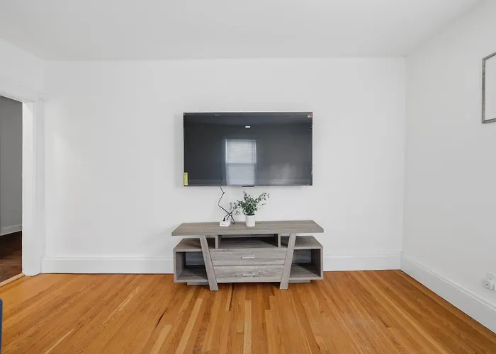 Cozy&Spacious 6Br Home In Newton
