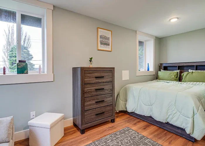 4 Blocks To Riverwalk: Updated Astoria Studio