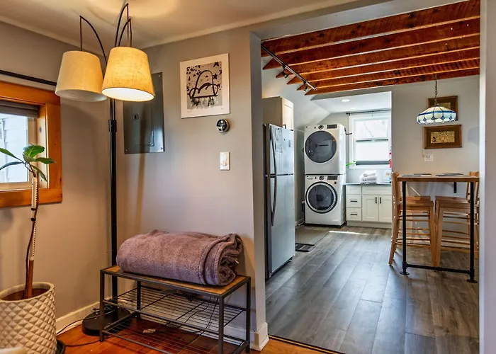 Private Renovated Apt W Washerdryer Near Dwntwn
