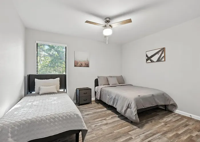 10 Mins From Downtown Dallas Pool & Gym