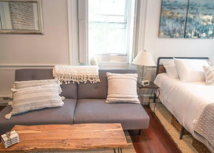 1742 Marblehead Studio|Minutes To Salem|Parking