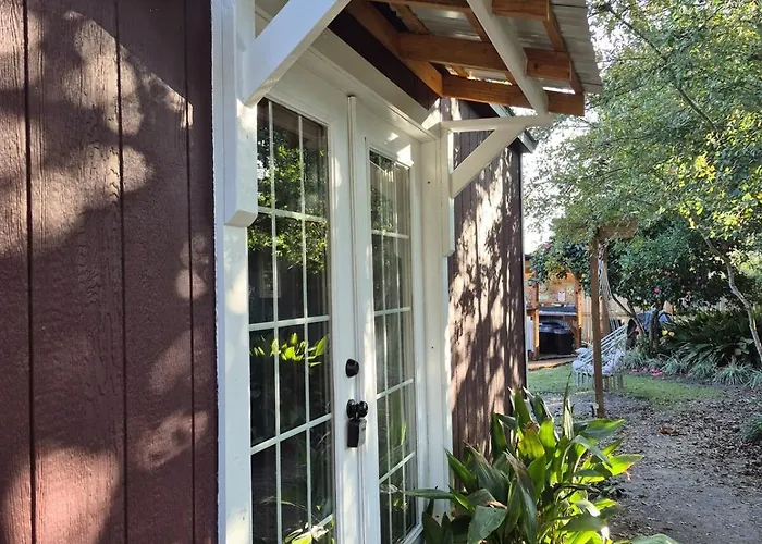 Comfortable Cabin In Town