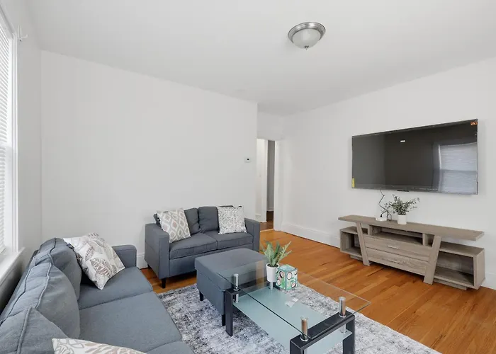 Newton Newly Renovated 3Br Apt