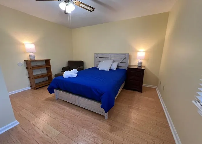 The White Door 2-Bedroom Townhouse Near Vt & Ru