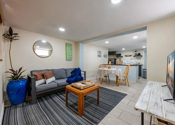 Cozy 1Br • Courtyard + Shared Deck