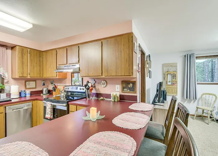Cute Hoodsport Cottage Close To Lake Kokanee!