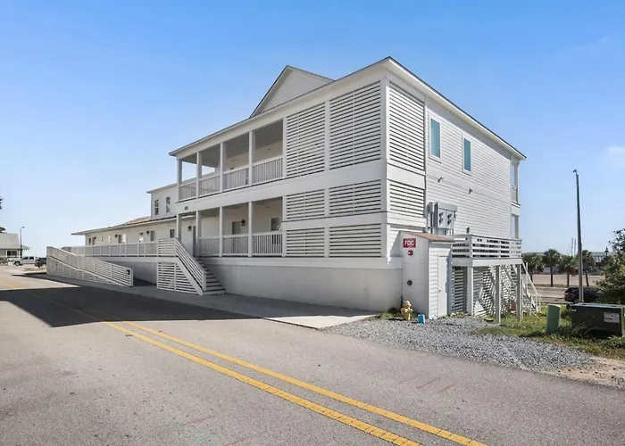 Quiet Harbor Condo-Private Balcony-Relaxing Stay