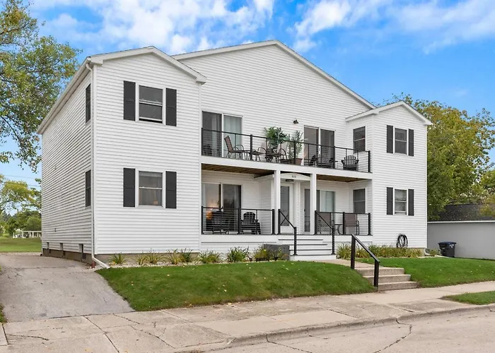 Beachside Condo Downtown With Lake Michigan Views