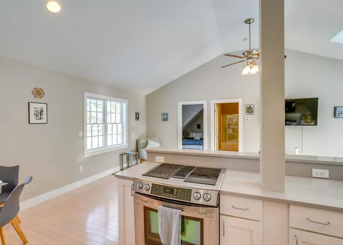 6 Mi To Tanglewood! High-End Lee Apartment