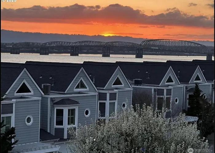 River Views 3Bd 2Ba Luxury Condo Along Columbia Waterfront Renaissance Trail