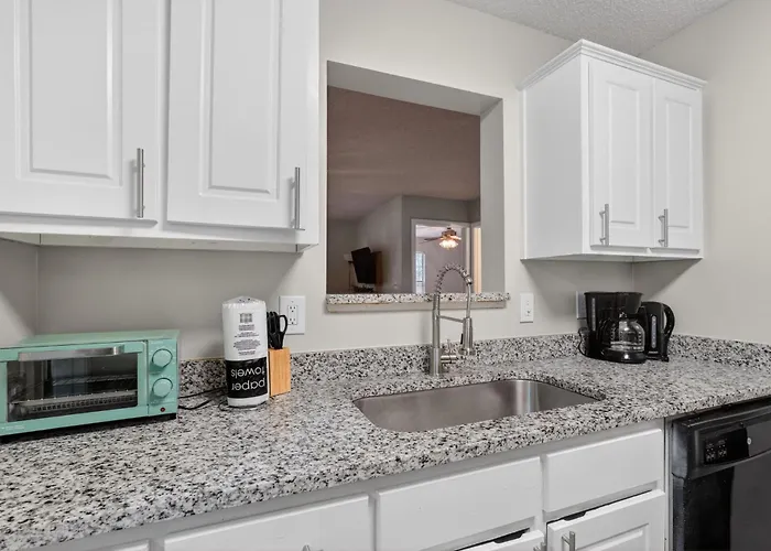 Bright Stockbridge Condo With Full Kitchen