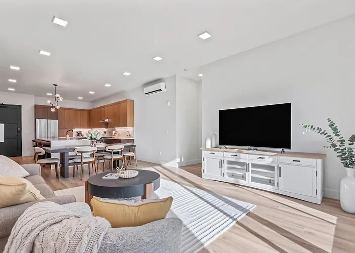 Serengeti Suite In Downtown Eagle