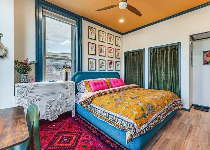 Shop, Dine, Unwind! Couples Retreat In Dtwn Golden