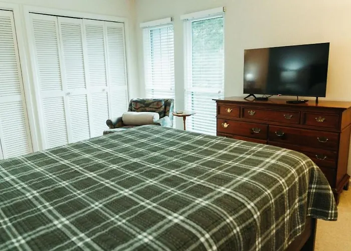 Three Little Pines Condo 2Bd 2Ba With Seasonal Pool Close To Village And Pinehurst Resort