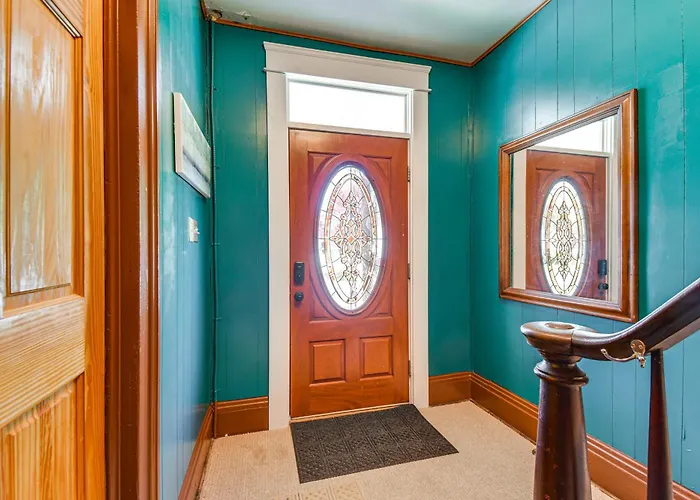 Walk To Lake Ontario & Parks! Lovely Apartment