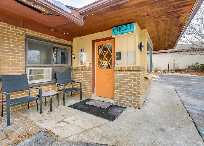 Pet-Friendly Studio Near Pine Knob: Bring Skis!