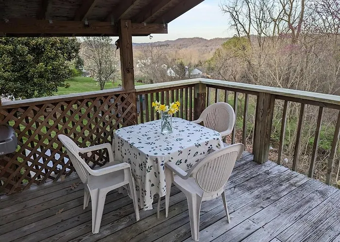Little Fawn Lookout- Peaceful & Convenient Retreat
