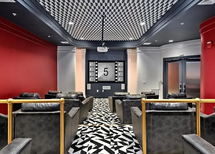 Luxury, Chic, Apt With Game Room, Movie Theatre, & 24Hr Gym