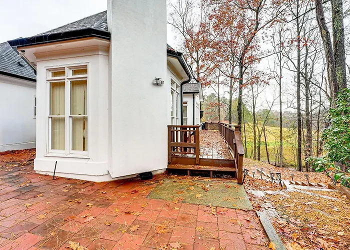 Tasteful Unit W/ Pool Table: 7 Mi To Lake Altoona!