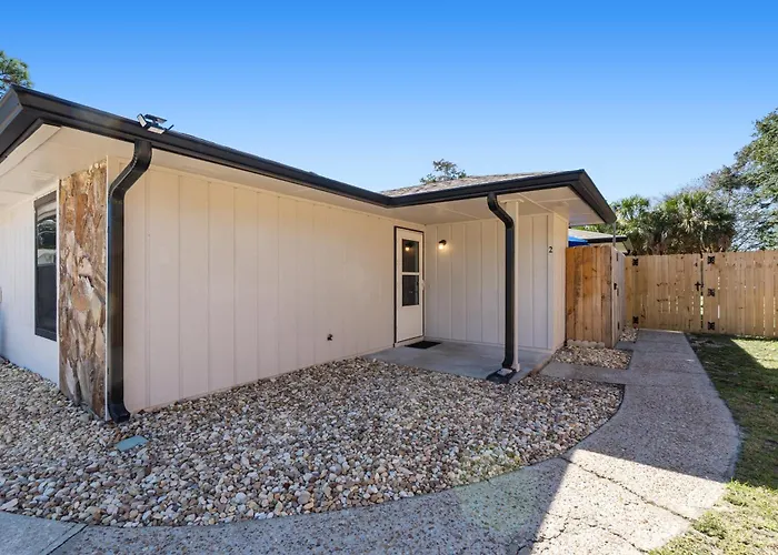 5 Beds Including A King, Private Patio, Fenced Yard Access, Dogs Stay Free, 8 Mi To Pensacola Beach, In-Unit Washer And Dryer