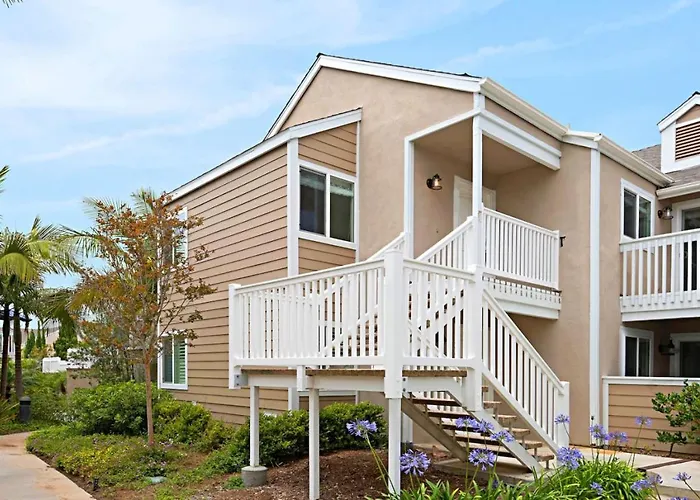 Chic Upstairs Condo Steps From Strands Beach