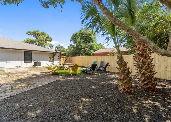 5 Beds Including A King, Private Patio, Fenced Yard Access, Dogs Stay Free, 8 Mi To Pensacola Beach, In-Unit Washer And Dryer