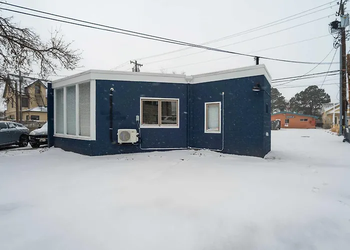Indigo Cove Modern Studio Near Historic Uptown