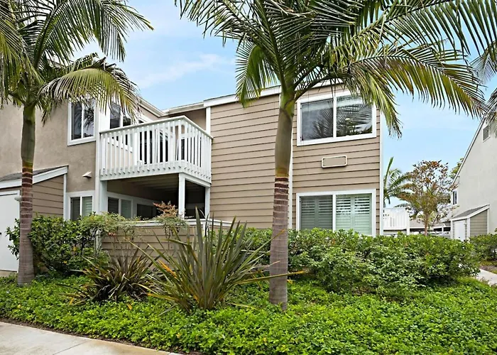 Chic Upstairs Condo Steps From Strands Beach