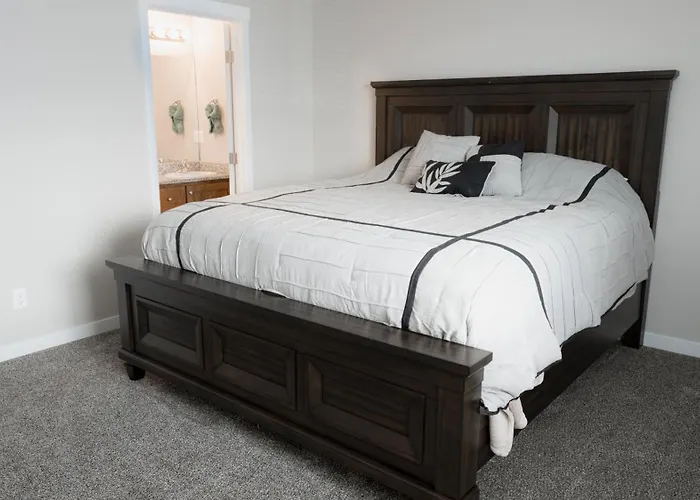Luxurious Townhome Suites Near Airport #4