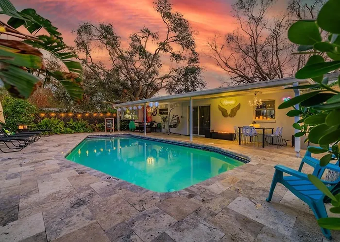 Purple Door Heaven - Heated Pool l BBQ