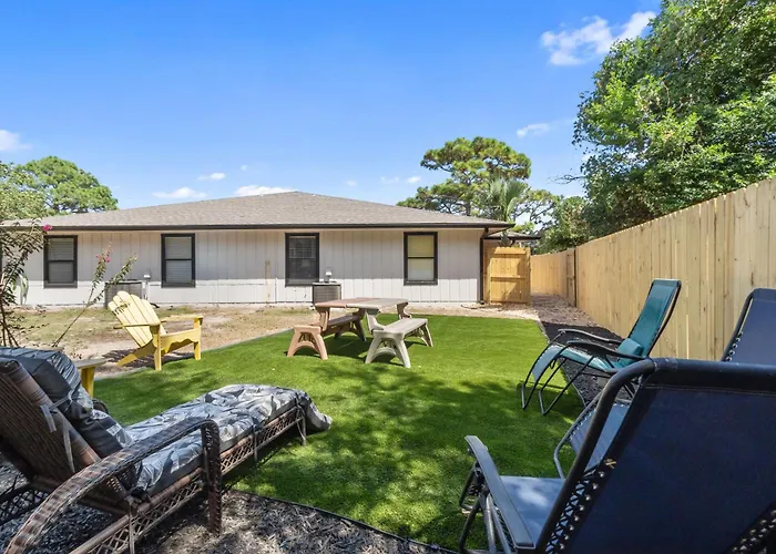 Private Patio, King Bed, Desk, Fenced Yard Access, Dogs Stay Free, 8 Mi To Pensacola Beach, In-Unit Washer And Dryer