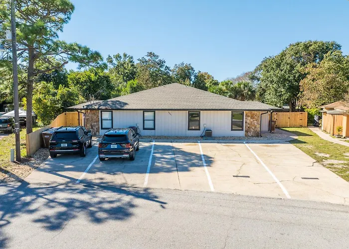 Direct Fenced Yard Access, King Bed, Private Patio, Desk, Dogs Stay Free, 8 Mi To Pensacola Beach, In-Unit Washer And Dryer