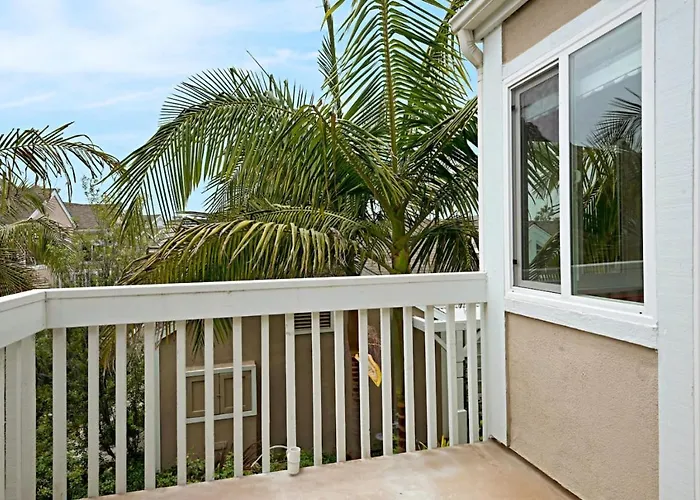 Chic Upstairs Condo Steps From Strands Beach